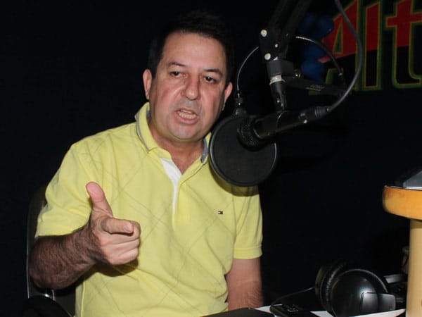 Jucimar Veloso falou de política, obras e outros assuntos em rádio local.